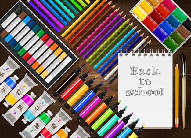 Torna a scuola sfondo realistico con matite colorate pennarelli pastelli vernici pennello blocco note sul tavolo di legno