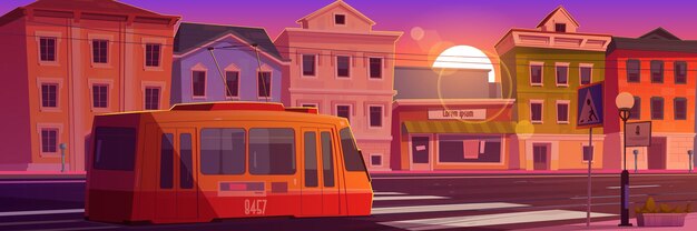 Tram sulla strada della città retrò al tramonto