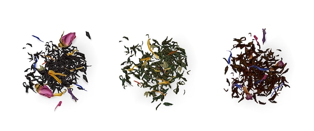 Vista dall'alto di cumuli di tè, assortimento di foglie secche e fiori isolati su bianco