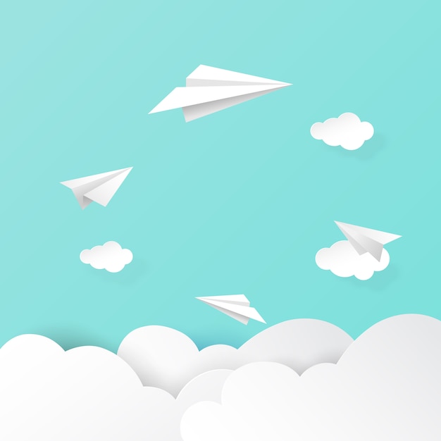 Aeroplani di carta che volano su sfondo di nuvole e cielo