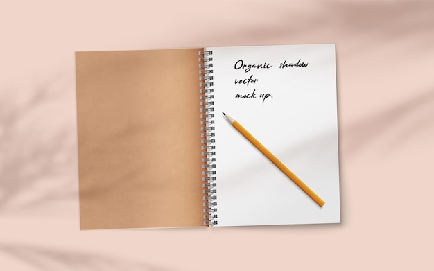 Apra il taccuino realistico con la matita sulla sovrapposizione dell'ombra di caduta del fondo beige delicato astratto dalla pianta. Posto vuoto diario aperto per il testo. Modello di vettore realistico Carta per notebook.