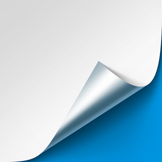 Arricciato argento metallico angolo di carta bianca con ombra vicino su sfondo blu