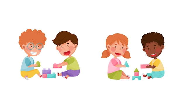 Bambini carini che giocano insieme, bambini piccoli seduti sul pavimento che giocano a blocchi di cartoni animati.