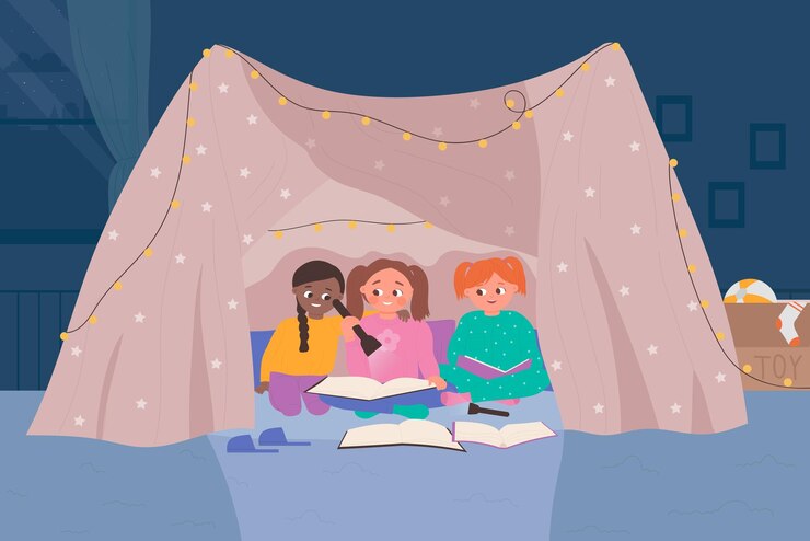 Bambini carini leggono un libro di favole in una tenda fatta in casa, bambini piccoli felici leggono libri di storie.
