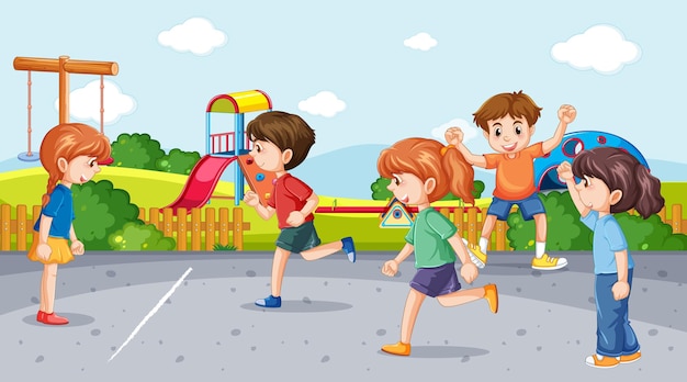 Bambini felici che giocano nel parco giochi
