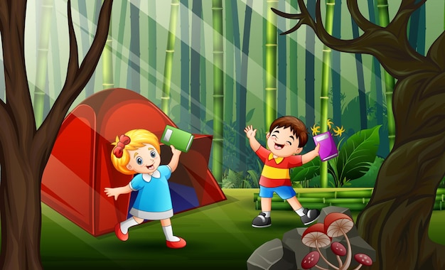 Bambini felici che si accampano nell'illustrazione della foresta