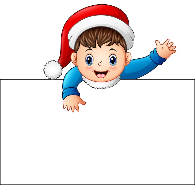 Bambino felice che porta la protezione della Santa che tiene segno in bianco