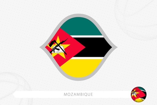 Bandiera del Mozambico per la competizione di basket su sfondo grigio di basket.