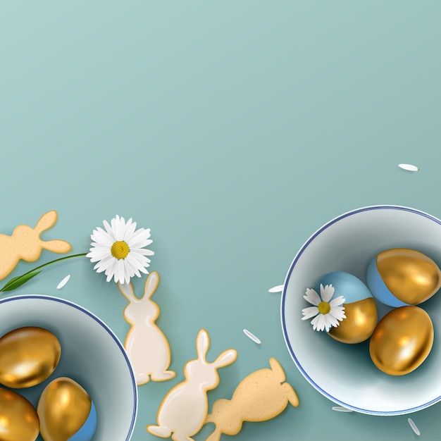 Banner con uova di Pasqua dorate in una ciotola di ceramica con fiori e biscotti a forma di lepri sullo sfondo.