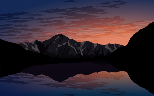Bello tramonto nuvoloso sopra la montagna