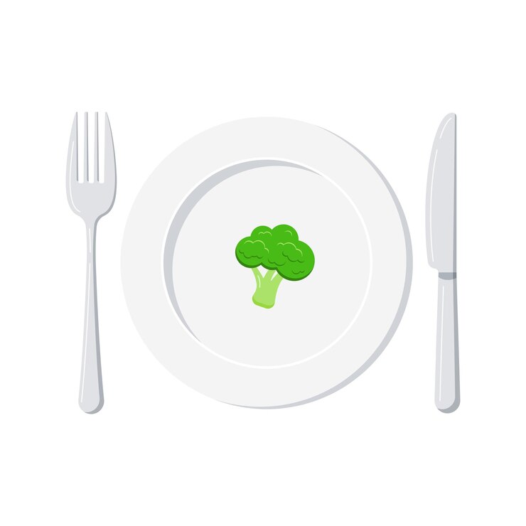 Broccoli sul piatto bianco con coltello e forchetta isolati su sfondo bianco