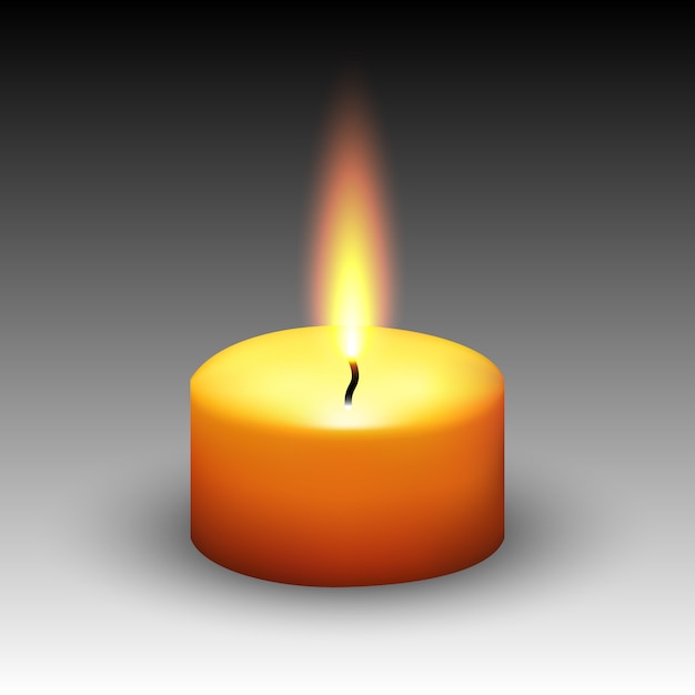 Candela bruciante della paraffina realistica isolata su fondo bianco.