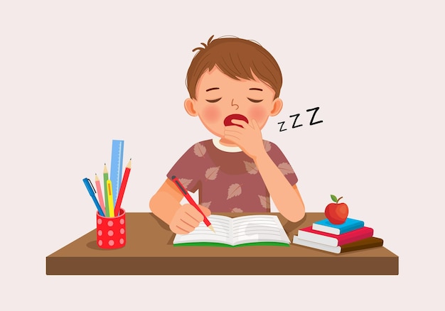 carino ragazzino che sbadiglia sentirsi assonnato mentre studia facendo i compiti sulla scrivania