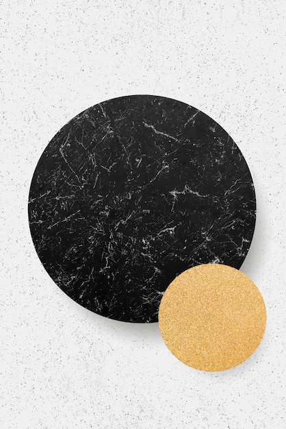 Cerchio di marmo nero su sfondo bianco