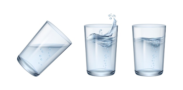 Coppe di vetro con acqua di sorgente bicchieri con aqua