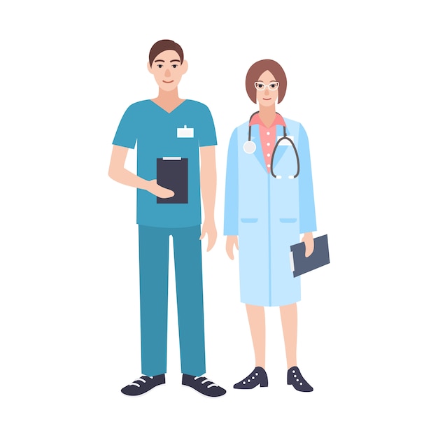 Coppia di dottori maschi e femmine che indossano camice e camice da medico. I medici e l'uomo donna vestita in uniforme. Personaggi dei cartoni animati sorridenti isolati su fondo bianco. illustrazione.