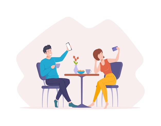 Coppia felice che beve il tè a casa in posa prendendo selfie parlando smartphone videochiamata online