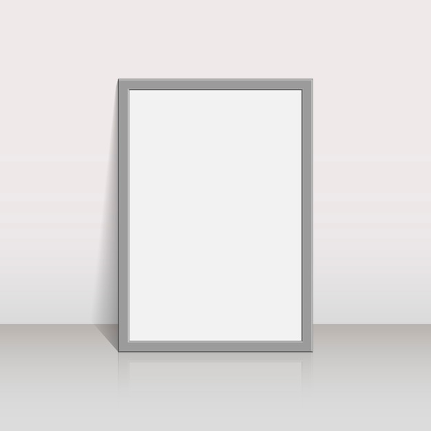Cornice su un muro bianco