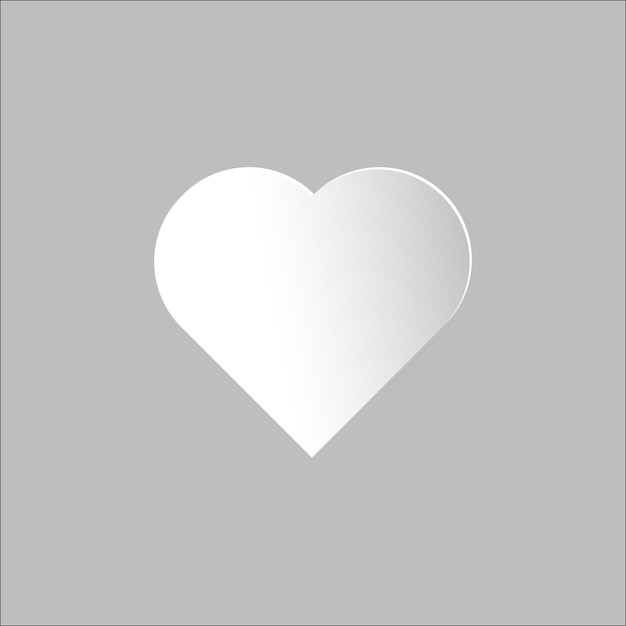 Cuore di carta bianca su sfondo bianco
