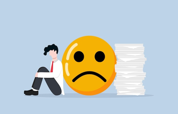 Depressione dal concetto di superlavoro, uomo d'affari triste seduto vicino a emoji negativi e pila di opere.