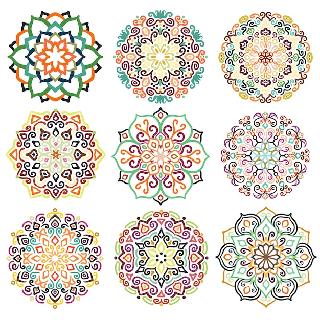 Design floreale Ornamenti rotondi decorativi Set di mandale colorato Decorazione boho Ornamenti fiorenti insoliti Stile boho orientale Modelli floreali isolati Elementi vettoriali disegnati a mano