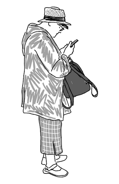 Disegno a mano di una donna anziana in cappello con uno zaino in piedi da sola all'aperto e guardando uno smartphone