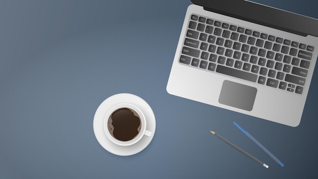 Disposizione piatta del posto di lavoro in ufficio. Vista dall'alto del tavolo di lavoro. Computer portatile aperto, tazza di caffè, penna, matita.