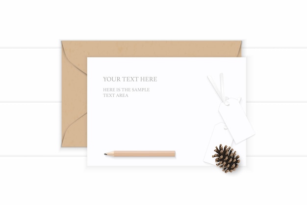 elegante carta da lettere con pigna su fondo in legno