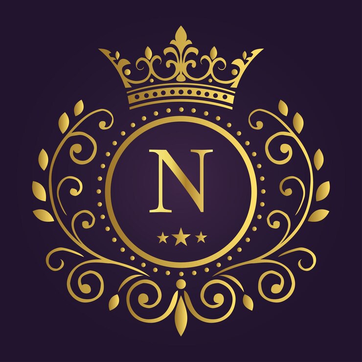 Elegante lettera dorata N con corona di alloro e corona su sfondo viola profondo per un design reale