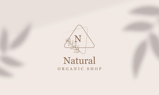 Elemento floreale botanico Logo disegnato a mano con fiori selvatici e foglie