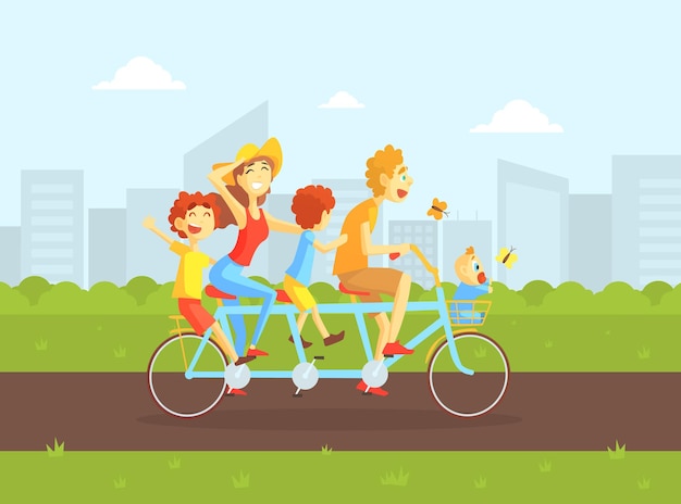 Famiglia felice in tandem su bicicletta padre madre figlia e figlio in bicicletta sul paesaggio estivo famiglia
