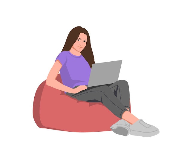 Felice giovane donna seduta sul pavimento utilizzando il computer portatile su sfondo grigio