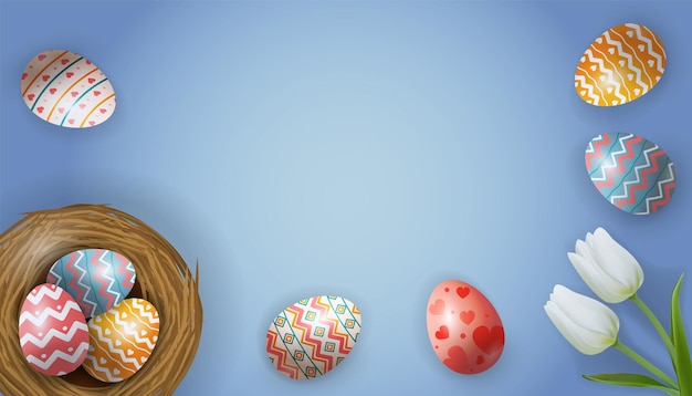 Fondo dell'uovo di Pasqua con nido con uova circondate da uova e tulipani bianchi