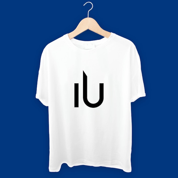 Font tshirt design e file eps mockup di t-shirt bianca completamente modificabile