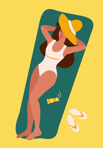 Giovane donna in costume da bagno bianco sulla spiaggia
