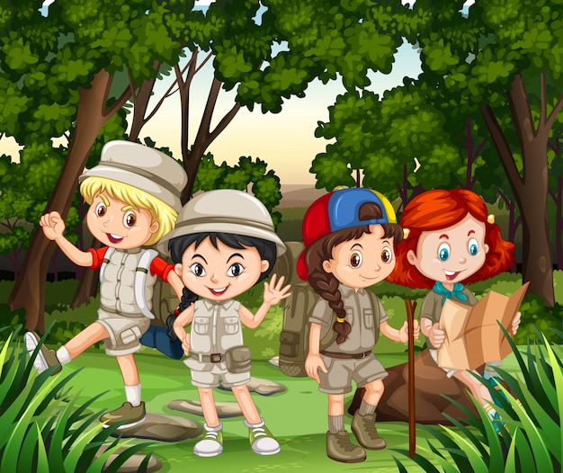 Gruppo di bambini che fanno un&#39;escursione nella foresta