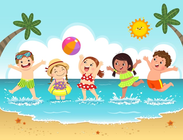 Gruppo di bambini felici che hanno divertimento e spruzzi sulla spiaggia.