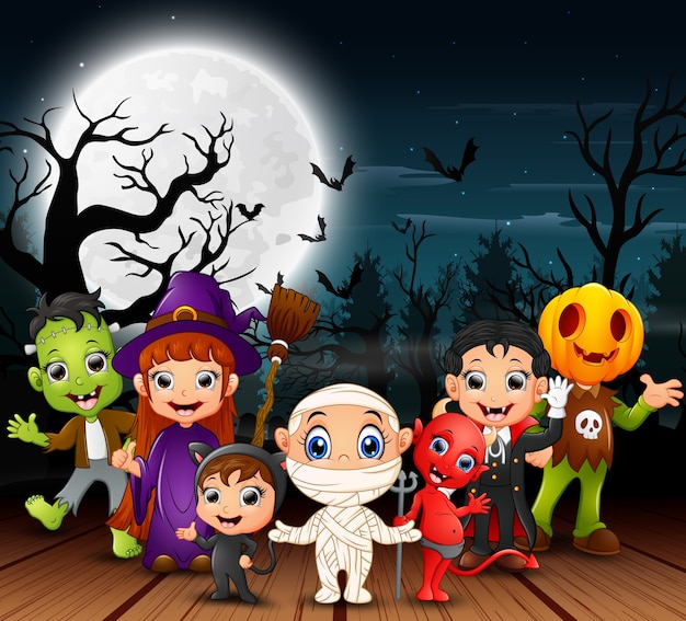 Happy halloween bambini che indossano costumi nella notte