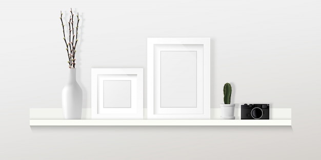Home interior design, cornici, fotocamera e decorazioni sulla mensola sul muro bianco, infografica mobili.