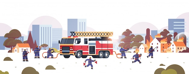 I vigili del fuoco vicino camion dei pompieri si prepara a estinguere i vigili del fuoco in uniforme e casco antincendio servizio di emergenza concetto brucia case paesaggio urbano sfondo orizzontale