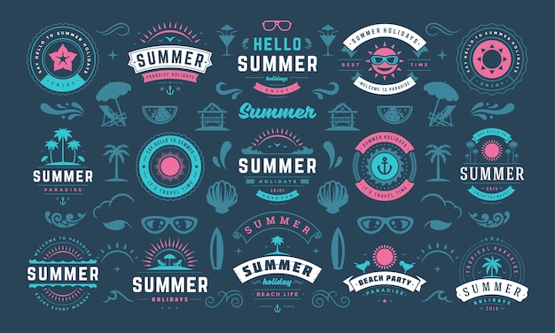 Il design di etichette e distintivi per le vacanze estive imposta la tipografia retrò per poster e t-shirt. Icone del sole, vacanza al mare e isola tropicale con elementi di palme.