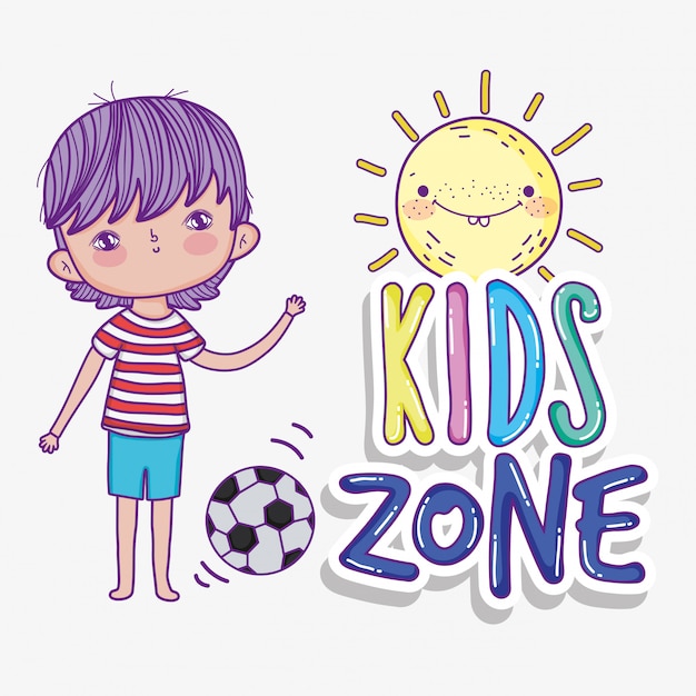 Il ragazzo gioca a calcio nella zona dei bambini