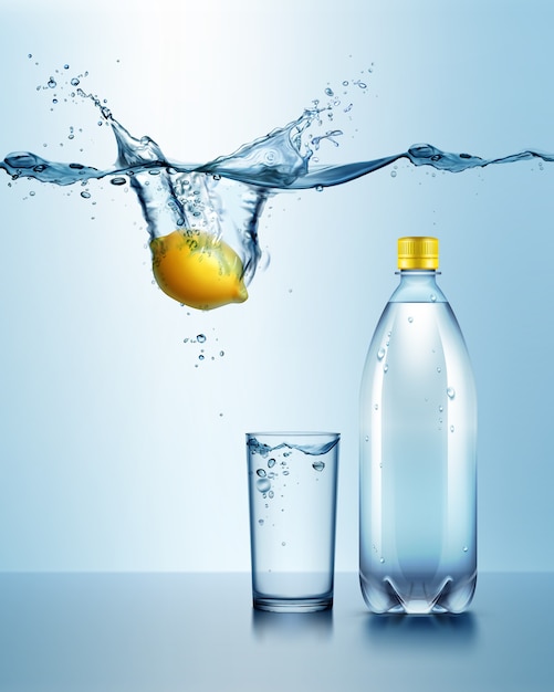 illustrazione della bottiglia di plastica con un bicchiere di bevanda e limone succoso sotto l'acqua blu con spruzzata