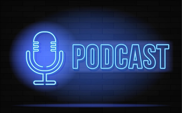 Insegna al neon di podcast. Microfono sul fondo del muro di mattoni. Illustrazione vettoriale in stile neon per stazioni radio e trasmissioni