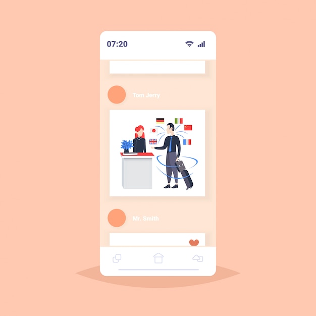 l'uomo d'affari arriva all'accoglienza dell'hotel l'uomo controlla con il dizionario o il traduttore mobile dell'app che discute con lo schermo integrale dello smartphone di lunghezza differente delle bandiere di concetto di collegamento del receptionist
