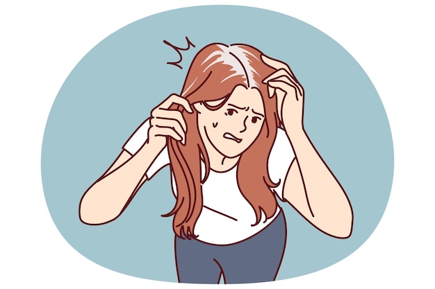 La donna preoccupata con i capelli grigi è nervosa a causa della calvizie prematura associata alla mancanza di sostanze nutritive