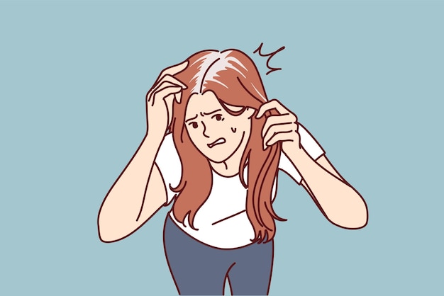 La donna preoccupata con i capelli grigi è nervosa a causa della calvizie prematura associata alla mancanza di sostanze nutritive