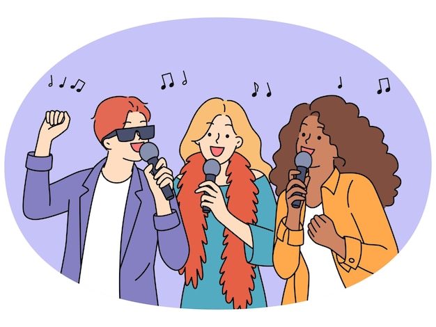 La gente sorridente si diverte a cantare il karaoke.