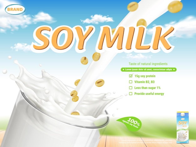 Latte di soia versando nel bicchiere con cartone di latte e fagioli di soia sulla tavola di legno