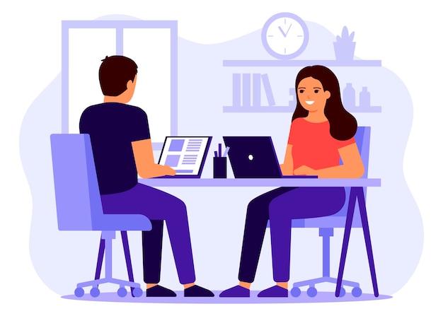 Lavoro a distanza a casa. L'uomo e la donna felici si siedono alla scrivania con il computer portatile e lavorano, studiano insieme. La giovane coppia è impegnata con gli affari.